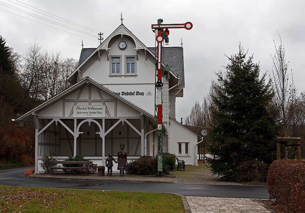 
Der ehemalige Bahnhof Netphen-Deuz der Kleinbahn Weidenau–Deuz GmbH, am 26.11.2011. Die Kleinbahn Weidenau–Deuz GmbH wurde am 4. Juni 1904 gegründet. Das Kapital brachten zu gleichen Teilen das Königreich Preußen, die Provinz Westfalen und der Kreis Siegen auf. Ziel war es, das Amt Netphen im oberen Siegtal mit einer Bahn (Johannlandbahn) zu erschließen.

Der Personen- und Güterverkehr auf dem 11,3 Kilometer langen Teilstück von Weidenau nach Deuz wurde am 1. Dezember 1906 aufgenommen. Die Fortsetzung bis Irmgarteichen-Werthenbach (4,8 km) folgte für Personenzüge am 1. Dezember 1916 und für Güterzüge am 21. Mai 1917. 


Über mehrere Jahrzehnte entwickelten sich die Verkehrsleistungen positiv. Auch nach der Einstellung des Personenverkehrs am 25. Mai 1968 nahm der Güterverkehr noch zu.


Am 1. Januar 1970 wurde die Kleinbahngesellschaft Weidenau–Deuz GmbH aufgelöst und ihr Vermögen auf die Siegener Kreisbahn, jetzt: Kreisbahn Siegen-Wittgenstein übertragen, die mehr als 90 Prozent der Gesellschaftsanteile in Besitz hatte und schon seit dem 1. April 1955 Betriebsführerin war.


Fortsetzung im nächsten Bild (20433)
