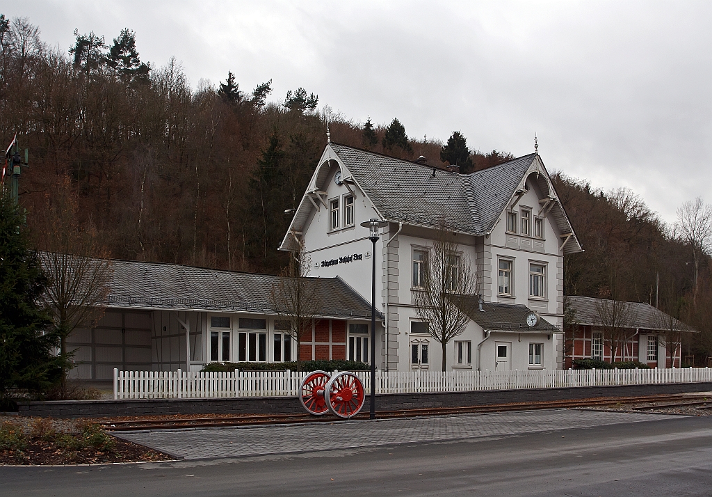 
Der ehemalige Bahnhof Netphen-Deuz der Kleinbahn Weidenau–Deuz GmbH, am 26.11.2011.  

                     Fortsetzung von Bild 204382:

                     Erst in den Jahren ab 1990 begann der Rückgang, im Jahr 2004 führ der letzte Güterzug.  

Der reguläre Betrieb der Strecke beschränkt sich heute auf den Bereich Weidenau Vorbahnhof bis Dreis-Tiefenbach, dort werden mehrere Industriebetriebe bedient. Mittlerweile endet das Gleis bei KM 2,9 im Werk Bombardier. Dieses stellt Radsätze für Eisenbahnen her, früher ganze Güterwaggons.

In Deuz wird noch seit 29. Mai 2004 im Walzenwerk Irle ein Inselbetrieb durchgeführt, dabei sind Werk 1 und 2 noch miteinander verbunden.