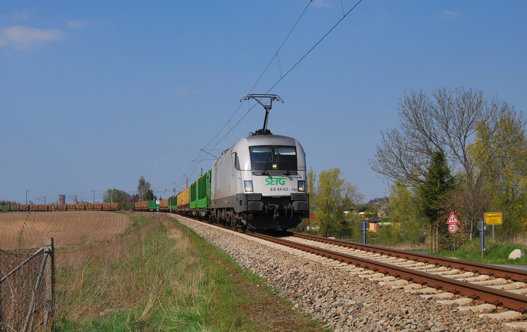 Der ehemalige Hupac-Taurus ES 64 U2-101 ist numehr fr das Unternehmen SETG unterwegs.Mit einem Holzzug nach Niedegrne rollt die Maschine am vllig berraschten Fotografen in Gragetopshof vorbei.Geknipst am 22.04.2011.