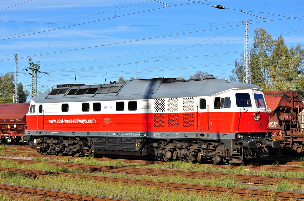 Der EWR-Bulle 232 079 zeigt sich am 26.10.2012 in Rostock-Seehafen.