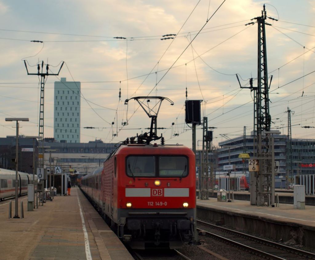 Der Flensburg-Express bei der Ausfahr im Bahnhof Hamburg-Altona mit 112 149-0.