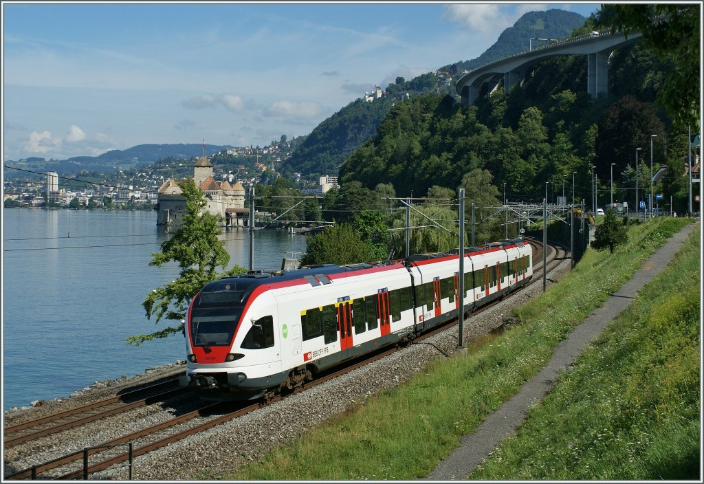 Der Flirt 523 024 kurz vor dem Zielbahnhof Villeneuve am 4. Aug. 2010