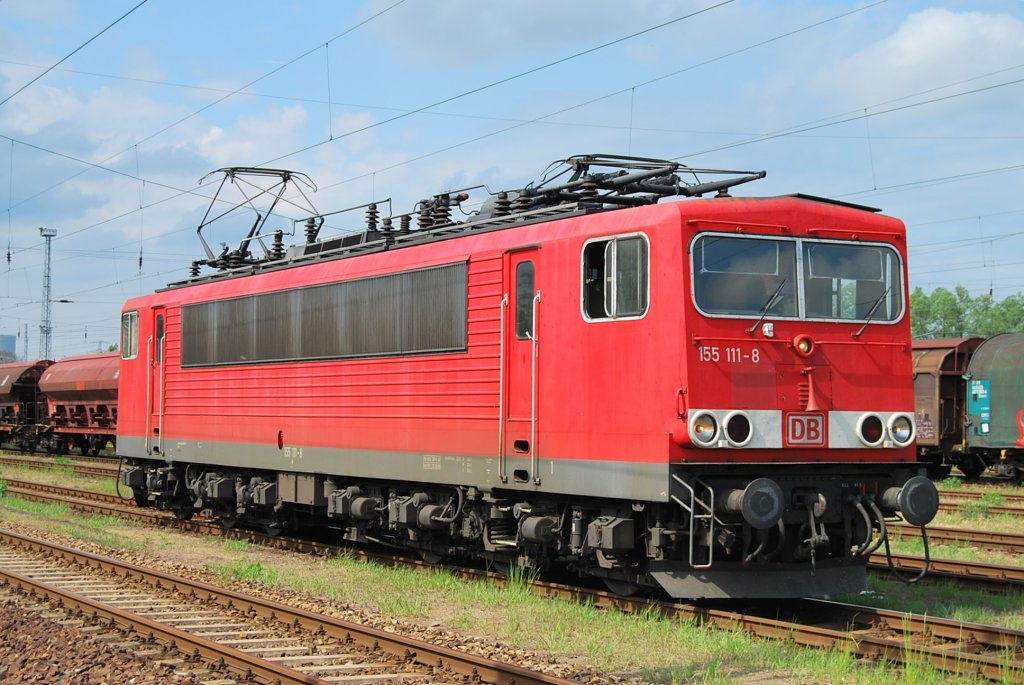 Der gute Marc hat die 155 111 vor kurzem in Hamburg-Harburg in ihrem neue n Gewand erwischt.Am 08.05.2009 zeigt sich die Maschine noch mit alten Stromabnehmern und etwas ausgeblichen in Rostock-Seehafen.