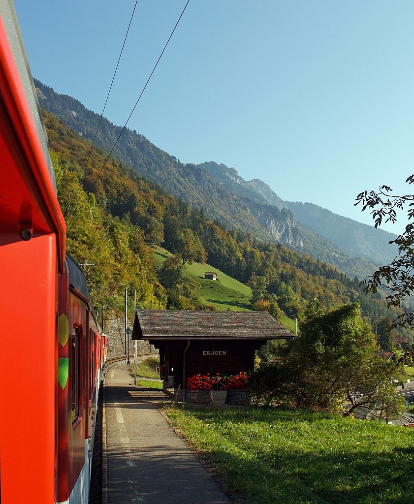 Der Haltepunkt Eblingen  (CH) am Brienzersee, hier am 02.10.2011 aus dem RB der zb Richtung Interlaken.