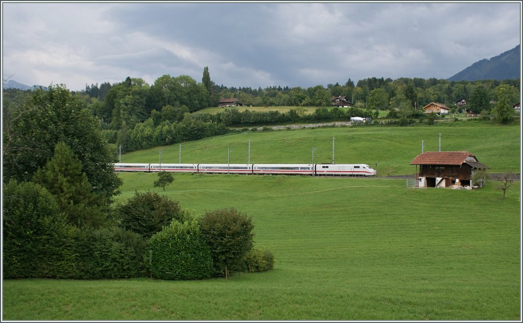 Der ICE von Berlin Ostbahnhof wird in gut zwanzig Minunten sein Ziel Interlaken Ost erreichen.
Zwischen Spiez und Faulensee, den 20 Aug. 2012 