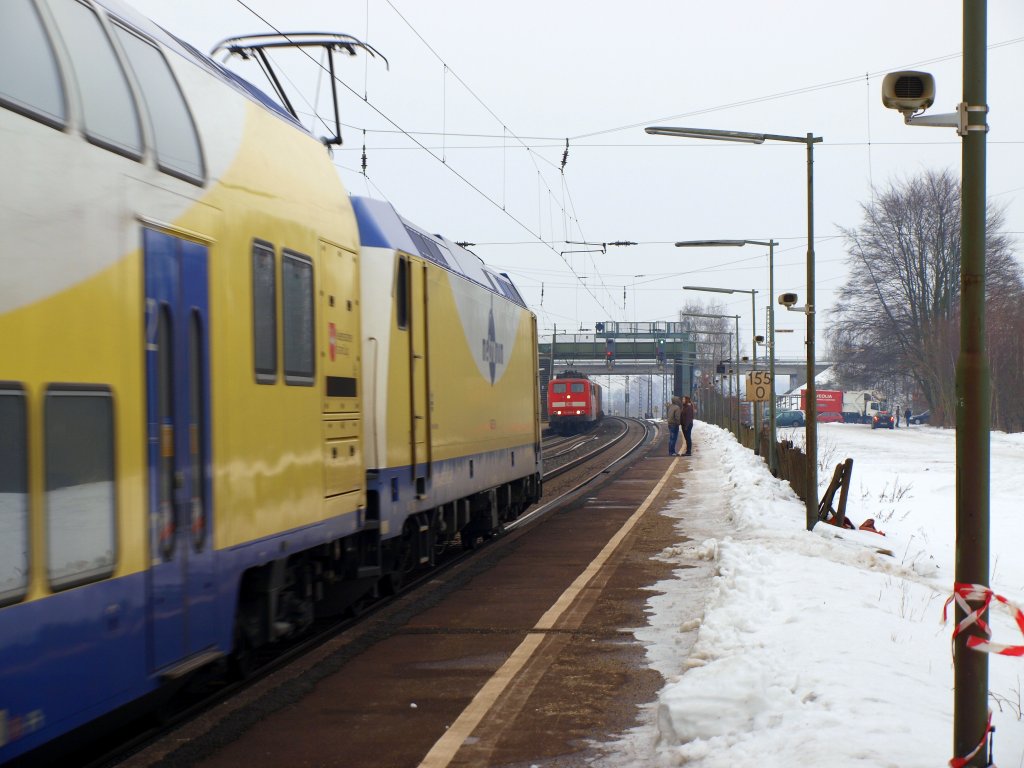 Der letze Abschiedskuss vor der Abfahrt des Metronoms in Ashausen. Am 6.2. fuhr Me'R nach Lneburg in den Bahnhof Ashausen ein. Und eine unbekannt gebliebenne 151 fuhr in der gegenrichtung mit einem GZ durch.