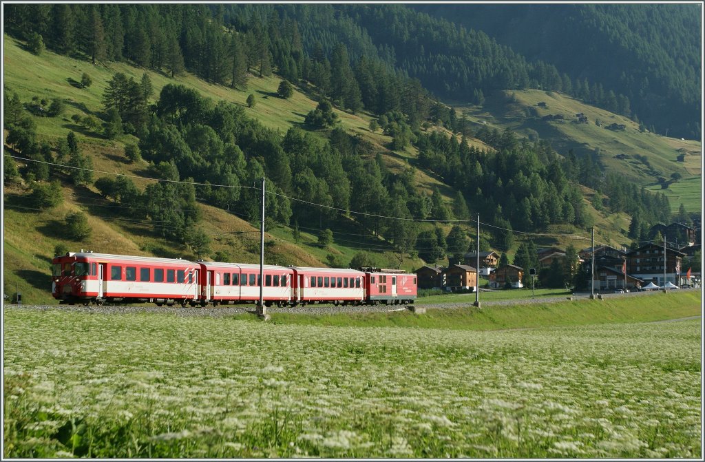 Der MGB Regionalzug 519 von Andermatt nach Visp im Gegenlicht bei Mnster (Goms).
5. Aug. 2013