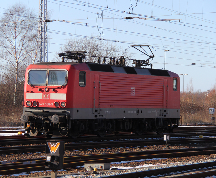 Der mittwoch´s PbZ ganz ohne Wagen 143 556-9 als Leerfahrt von Rostock Hbf nach Cottbus bei der Ausfahrt im Rostocker Hbf.15.02.2012