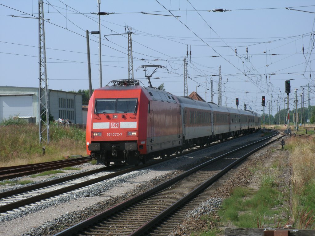 Der Nachtzug aus Z�rich erreichte,am 27.Juli 2013 p�nktlich den Bahnhof Bergen/R�gen.101 072 brachte den Zug weiter nach Binz.
