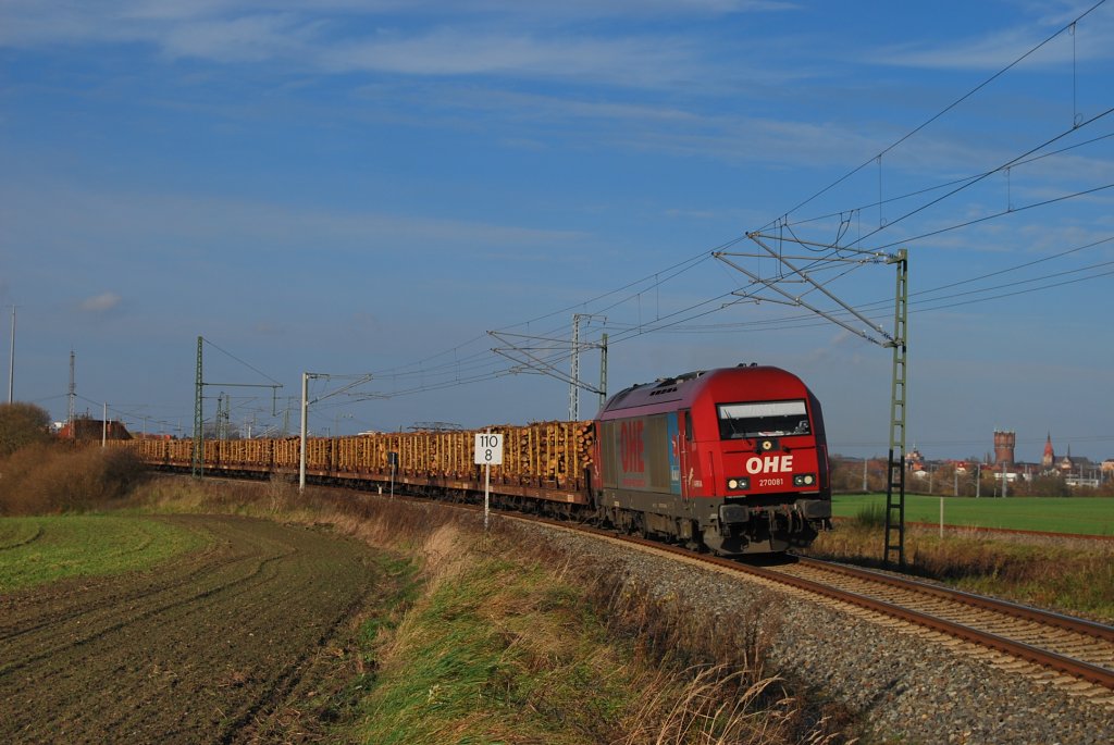 Der OHE-Herkules 270081 hatte schon mchtig an seinem Holzzug zu kmpfen,als er sich-aus dem Hbf-kommend die kleine Steigung in Richtung Gragetopshof hinaufmhte.Geknipst am 15.11.2010.