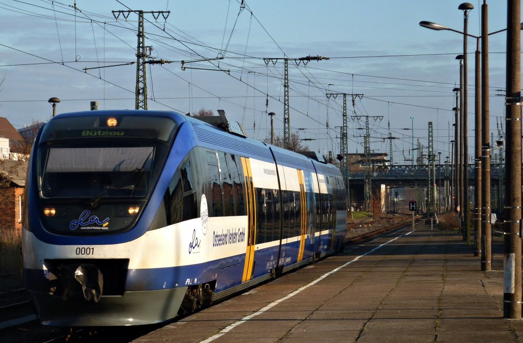 Der OLA VT 0001 bei der Einfahrt in den Neubrandenburger Bf. am 21.11.2011.