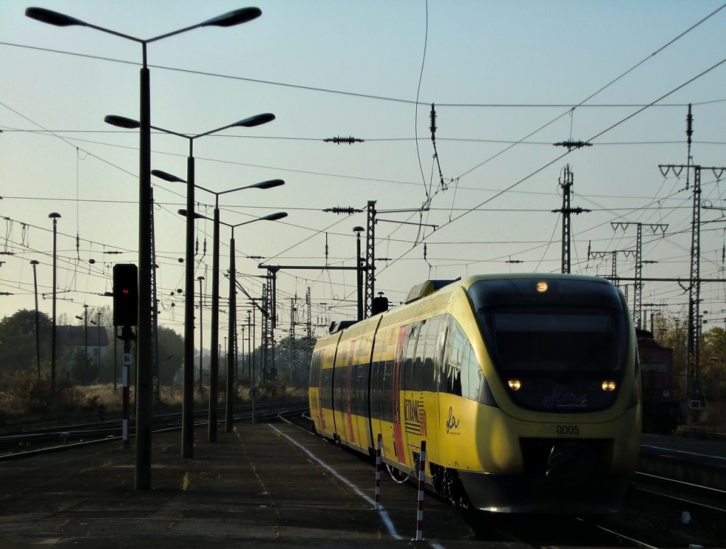 Der OLA VT 0005 .. auch bekannt als Getrnkeland-OLA bei der Einfahrt in Neubrandenburg am 23.10.2011.