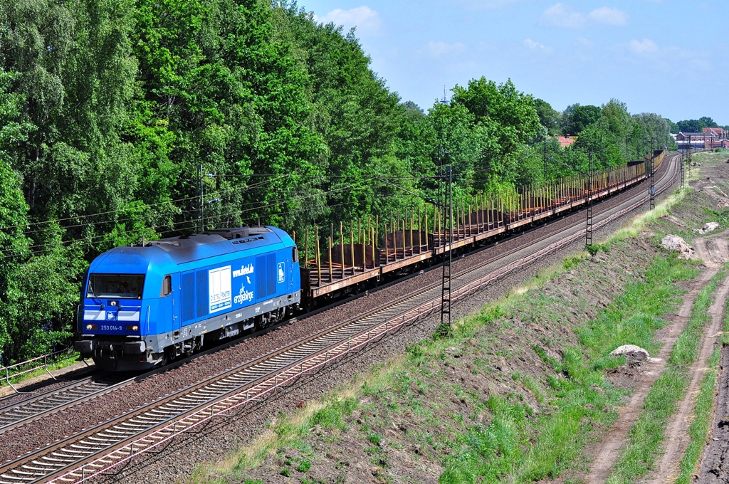 Der Press Hercules 253 014 rollt am 29.05.2012 durch Grevelau in Richtung Hamburg.