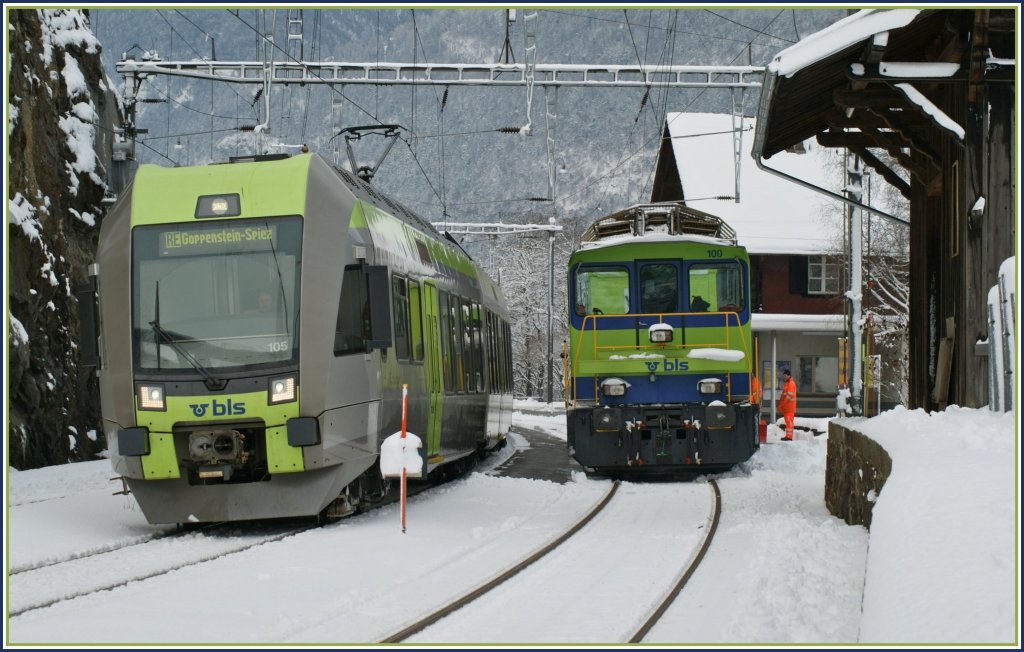 Der RABe 535 105 begegnet in Lalden einem Dienstzug. 
18. Feb. 2009