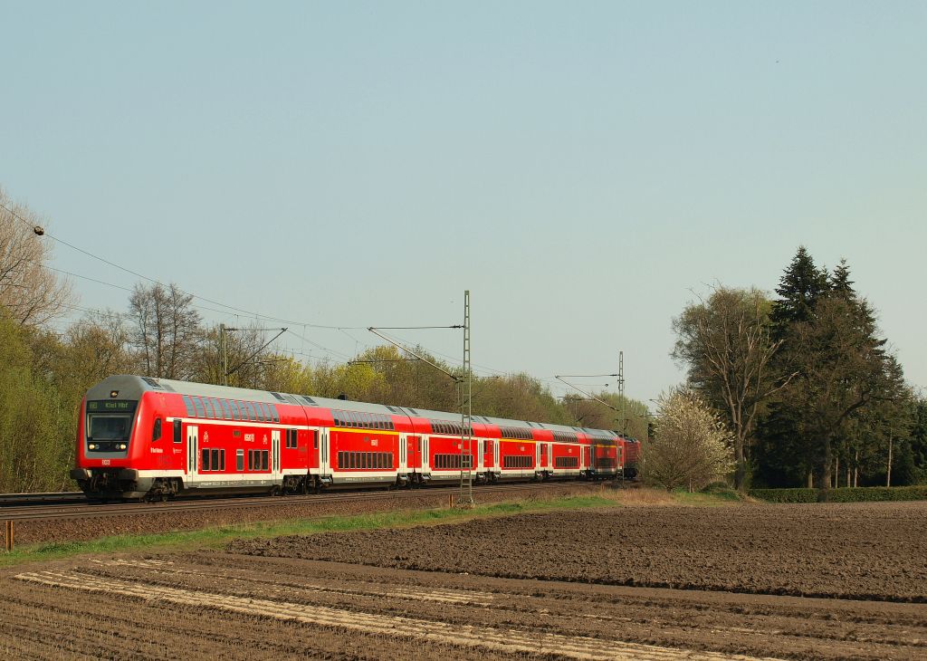 Der RE nach Kiel donnerte am 19.4.11 durch Halstenbek.