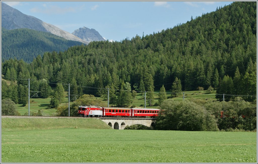 Der RE Pontresina - Scuol erreicht in Krze Zernez.
11.09. 2011