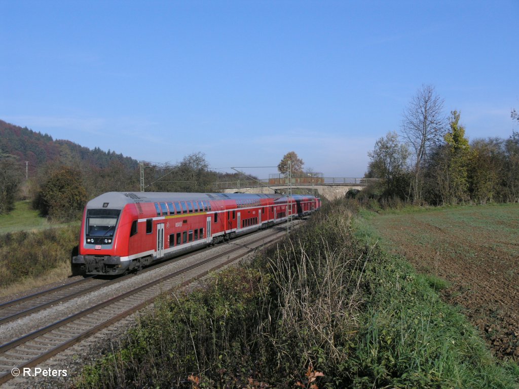 Der RE4243 nach Mnchen bei Dettenhofen. 29.10.10