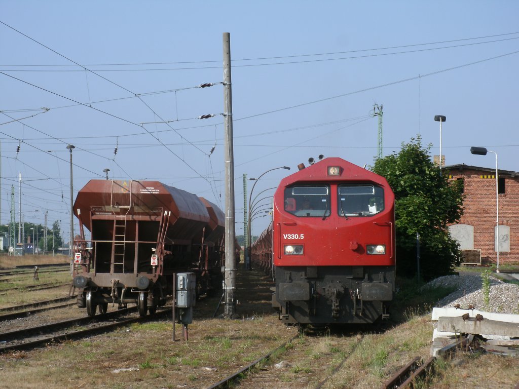 Der (Red)Blue Tiger V330.5,von der HVLE,war zuletzt bei der OHE im Einsatz.Am 27.Juli 2013 stand der Tiger in Bergen/R�gen.