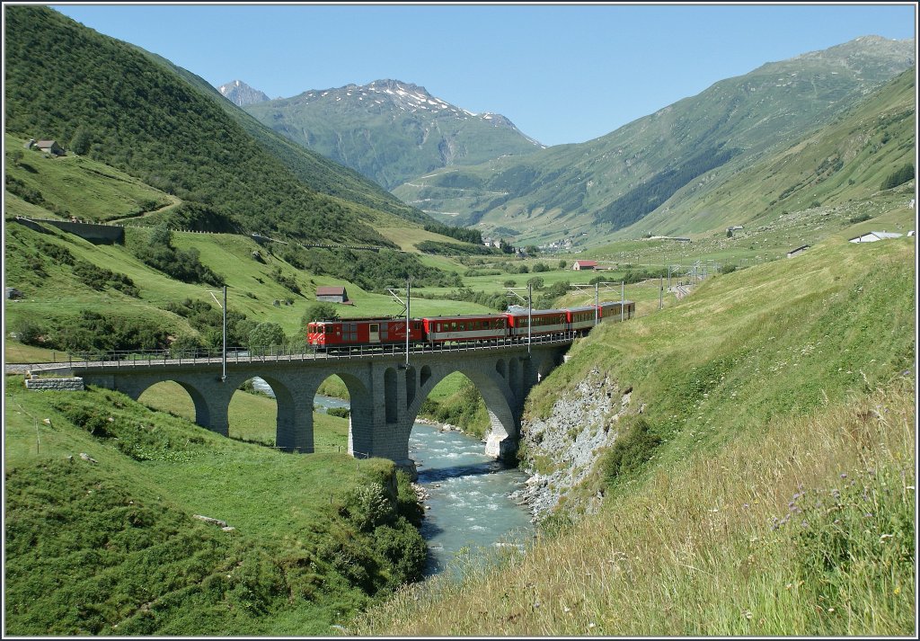 Der Regionalzug 530 Visp - Gschenen berquert die Furkareuss. 
19. Juli 2010.