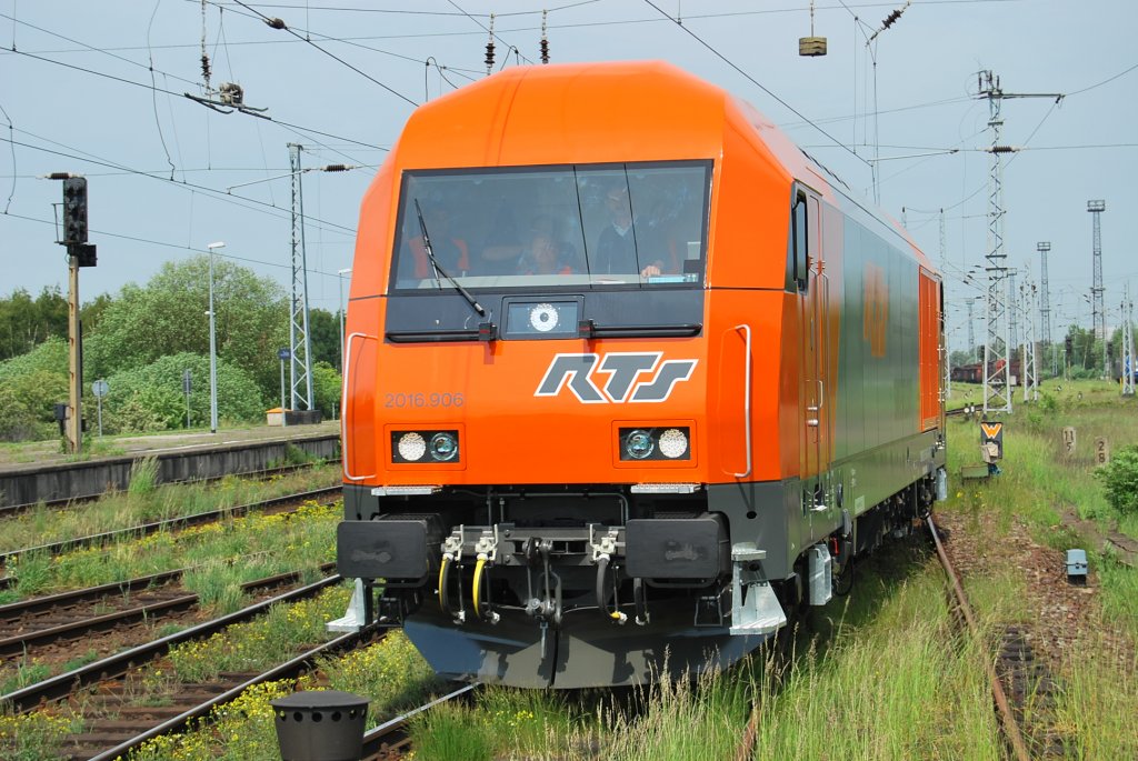 Der RTS-Hercules 2016.906 absolvierte am 26.05.2009 eine vom Werk Neustrelitz ausgehende Probefahrt nach Rostock-Seehafen.