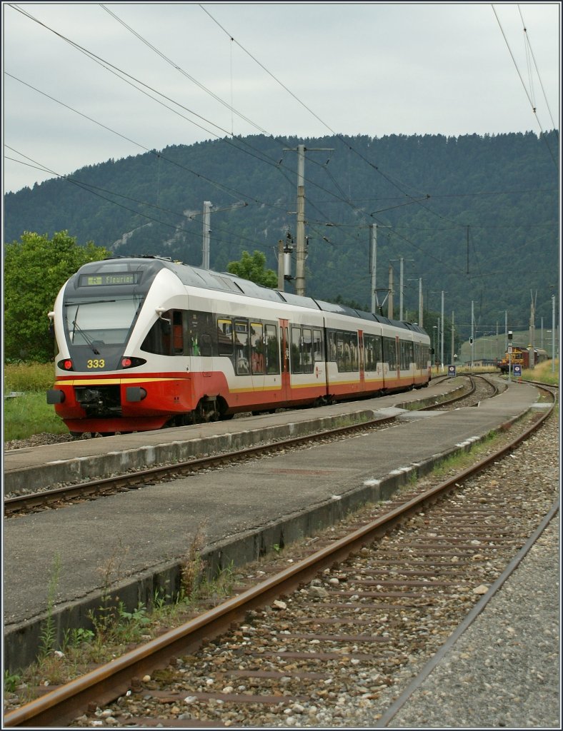 Der RVT/TRN Flirt RABe 527 333 erreicht Noiraigue. 
22. Juli 2010