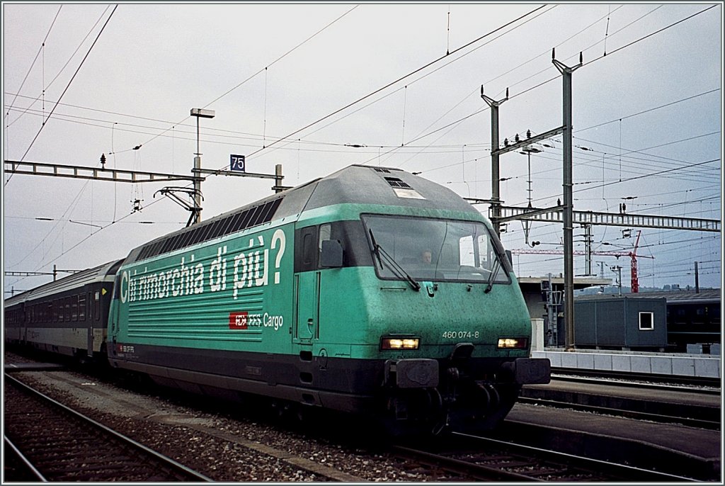 Der SBB Cargo-Werbespurch  Chi rimorqua di pi  (wer zieht am Meisten) wurde clevereweise auf Deutsch mit  Wer hat die meisten Anhnger?  widergegeben.
SBB RE 460 074-8 im Sommer 2004 in Biel/Biennne.
(Analoges Foto ab CD)