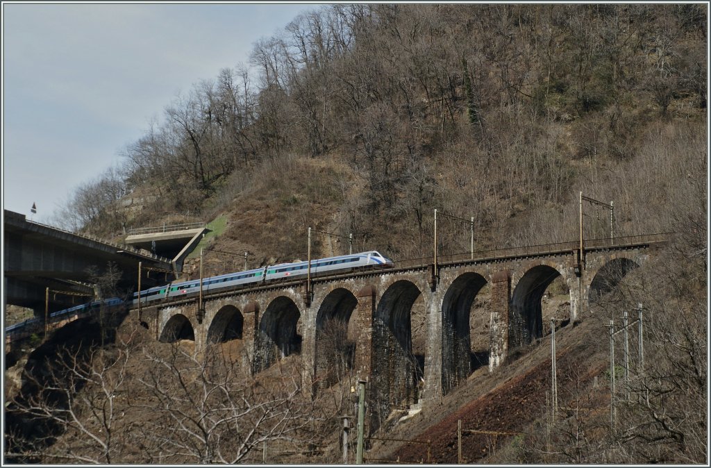 Der SBB ETR 470 auf der Fahrt von Milano nach Zrich  hat den Hhenunterschied der Biaschina geschafft und rollt nun ber Pianotondo-Viadukt Faido entgegen.
3. April 2013