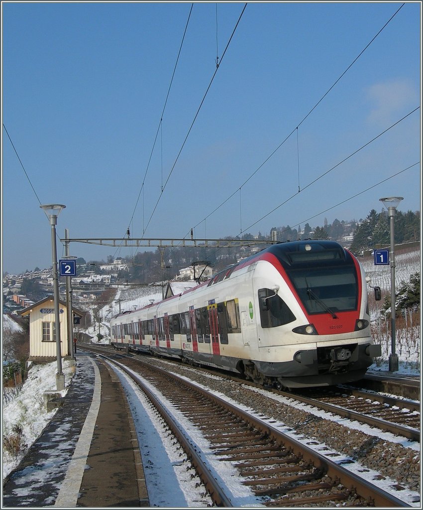 Der SBB Flirt 523-027 beim Halt in Bossière. 
1. Feb. 2012