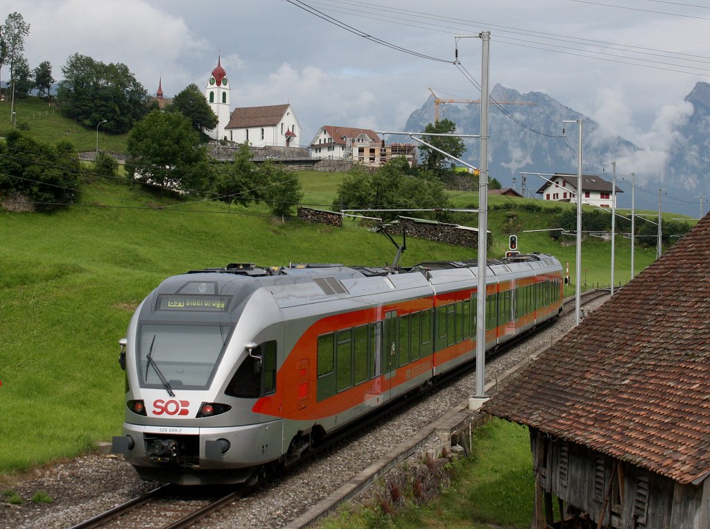 Der SOB Flirt RABe 526 049 am 27.06.2009 unterwegs bei Steinerberg.
