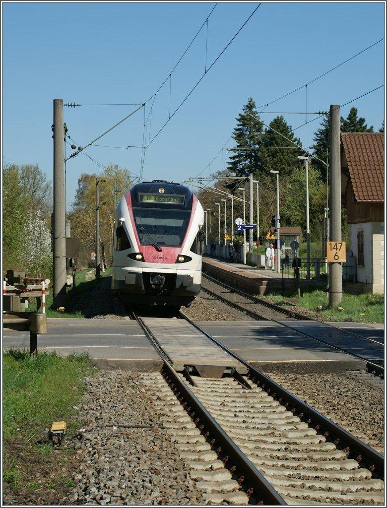 Der von der Sonne ausgebleichte 526 655-6 erreicht Singen Landesgartenschau. 7. April 2011.