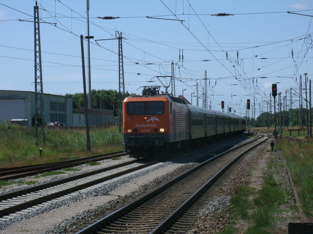 Der St�rtebekersonderzug aus Cottbus rauschte,am 06.Juli 2013,mit der EKO-Trans 143 001-6 durch Bergen/R�gen.