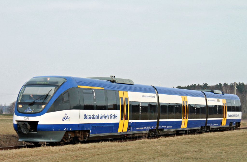 Der Tf staunte nicht schlecht als er Martin Voigt und mich auf einmal in Torgelow sah, wo er uns doch kurz davor nich in Pasewalk, Rostock & Gstrow sah. Hier ist er mit dem VT 0006 auf dem Weg nach Btzow, kurz vor Torgelow. Dieses Bild entstand am 2.2.2012.