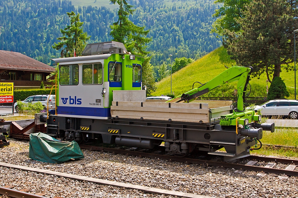 Der Tm 2/2 Baudiensttraktor BLS Tm 235 083-3 (CH-BLS 98855 235 083-3) abgestellt am 28.05.2012 bei Drstetten, aufgenommen aus fahrendem Zug. 

Der Baudiensttraktor wurde 1980 unter Fabriknummer 1845 bei RACO (Robert Aebi) gebaut und hat eine Leistung von 175 kW (238 PS), die Hchstgeschwindigkeit ist 75 km/h, Lnge ber Puffer ist 9.960 mm und das Eigengewicht 19 t.