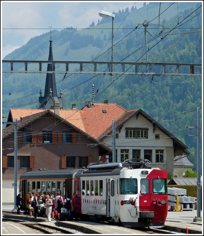 Der TPF Zug wird gestrmt in Montbovon. 25.05.2012 (Jeanny)