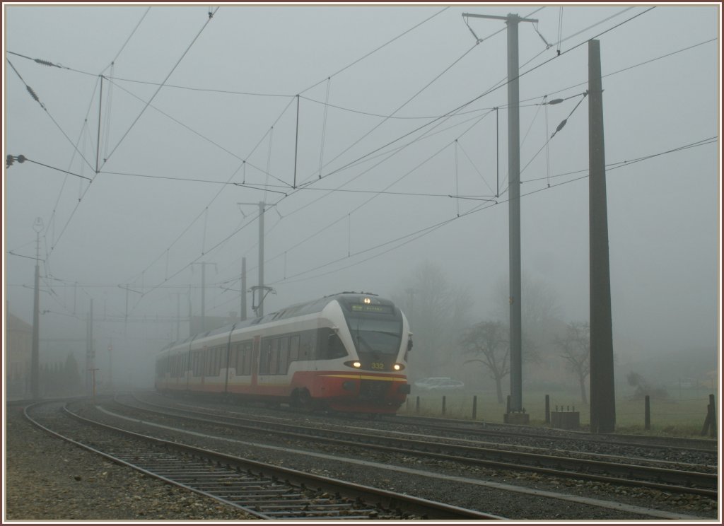 Der TRN Flirt RABe 527 332 im nebligen Noiraigue am 7. Dezember 2009.
