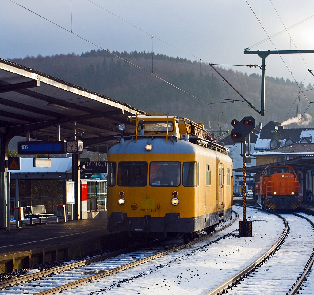 Der Turmtriebwagen 701 142-2 der HWB - Hochwaldbahn, Hermeskeil fhrt (oder besser knattert) am 28.01.2013 durch den Bahnhof Betzdorf/Sieg in Richtung Kln.
Hinten recht auf Gleis 106 rangiert die Lok 46 der KSW Kreisbahn Siegen-Wittgenstein eine MaK G 1700-2 BB.

Ob er wohl in seiner alten Heimat war, denn bis zur Ausmusterung bei der DB am 15.12.2006 war die Einsatzstelle Bw Siegen.

Der Turmtriebwagen wurde 1971 bei WMD in Donauwrth unter der Fabriknummer 1556 gebaut.
