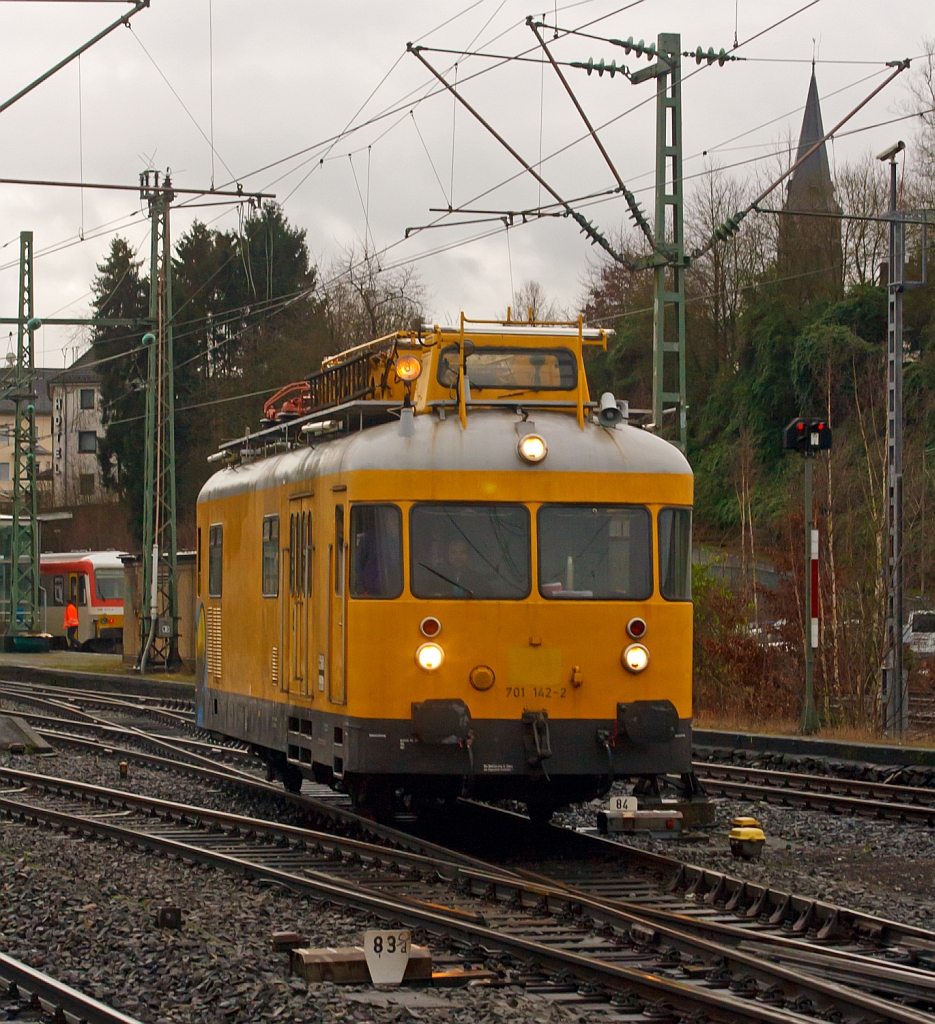 Der Turmtriebwagen 701 142-2 der HWB - Hochwaldbahn, Hermeskeil fhrt am 30.01.2013, nach einem Tankstop, vom Bahnhof Betzdorf/Sieg in Richtung Kln.

Der Turmtriebwagen wurde 1971 bei WMD in Donauwrth unter der Fabriknummer 1556 gebaut.
Bis zur Ausmusterung bei der DB am 15.12.2006 war die Einsatzstelle Bw Siegen.

Eine freundlichen Gru an den Tf zurck.