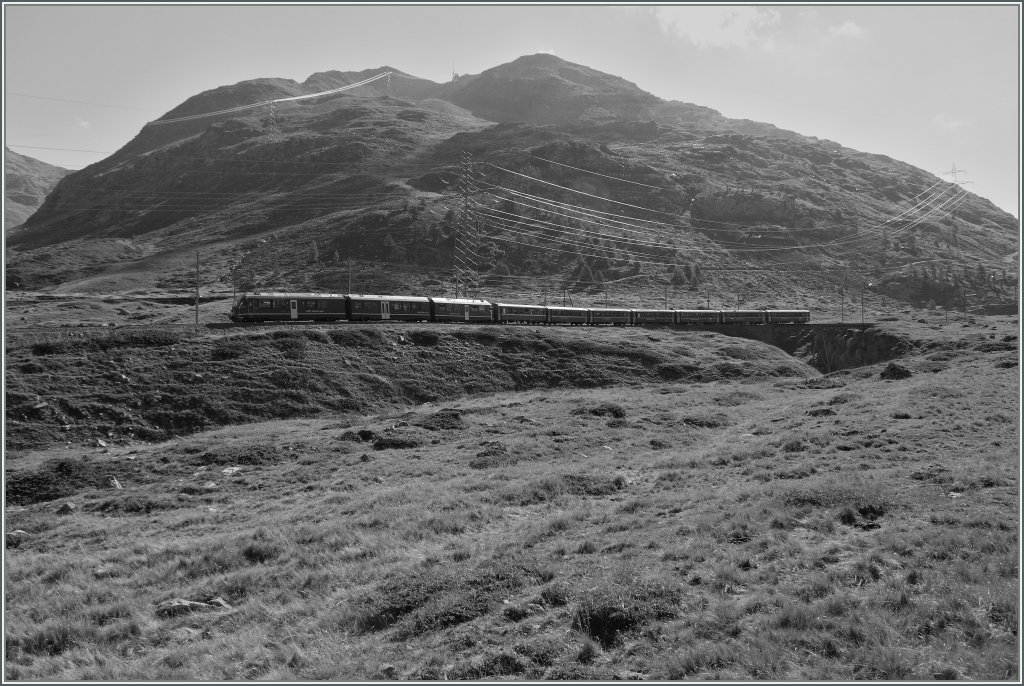 Der Versuch einer Gegenlichtaufnahme: Regionalzug 1636 zwischen Bernina Ospizio und Lagalb am 10. Sept. 2011.