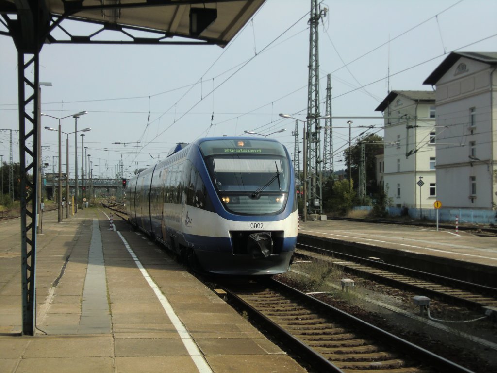 Der VT 0002 rollt hier in den Bf Neubrandenburg ein.(3.9.2011)