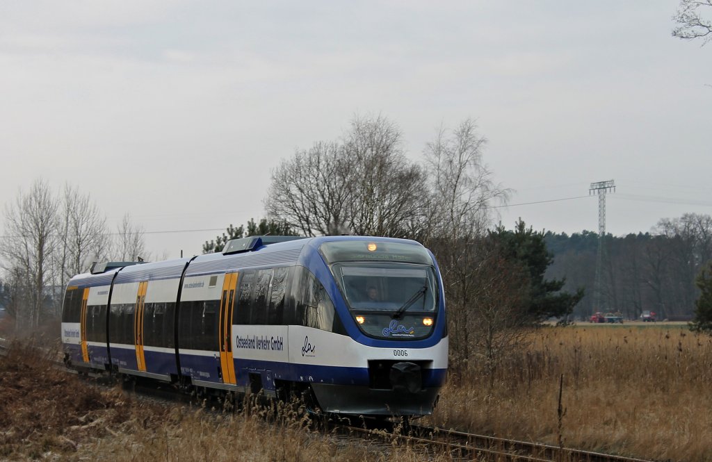 Der VT 0006 bei der Ausfahrt Torgelow, am Bahnbergang Spechtberg, wo es den VT 0003 letztes Jahr schwer traf. Der aktuelle Stand ist aber sehr gut und so kann es sein das der VT 0003 bald wieder das Eisen des Ostens bafahren darf! (2.2.2012)