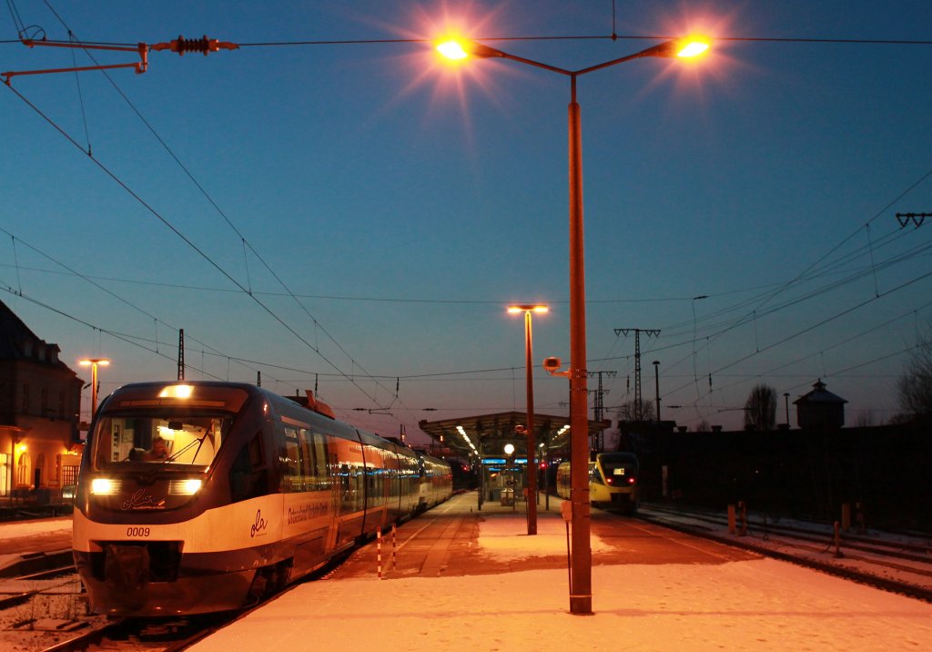 Der VT 0009 und der VT 0004 zusammen am Abend des 4.2.2012 in Neubrandenburg, kurz vor der Abfahrt nach Neustrelitz. Im Hintergrund noch der VT 0005 zu sehen!