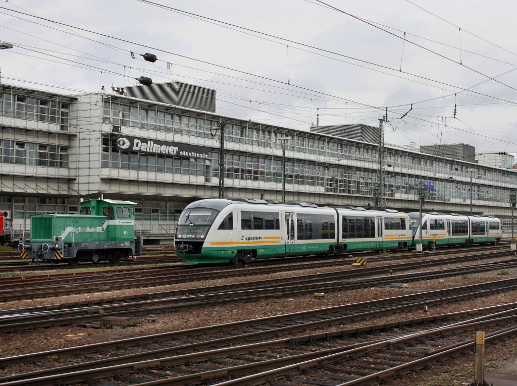 Der VT 02 und der VT 13 bei einer Rangierfahrt am 04.09.2009 im Regensburger Hbf nebenan steht die Gartenlaube WL 1 abgestellt.
