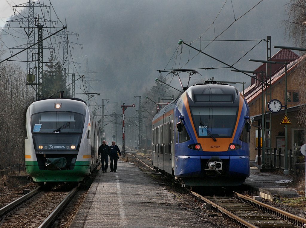 Der VT 10 der Vogtlandbahn und der 427 007 von Cantus am 01.01.2010 bei der Zugkreuzung in Piding. (BLB Ersatzverkehr) 
