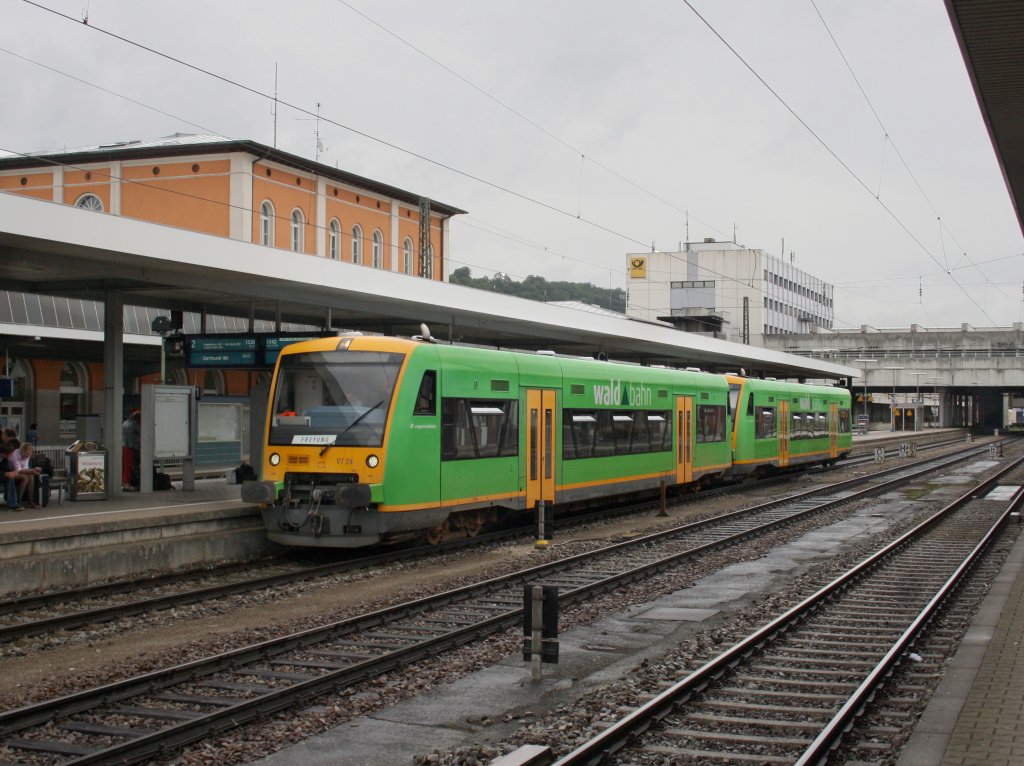 Der VT 24 mit dem VT 25 am 07.08.2011 im Passauer Hbf.
