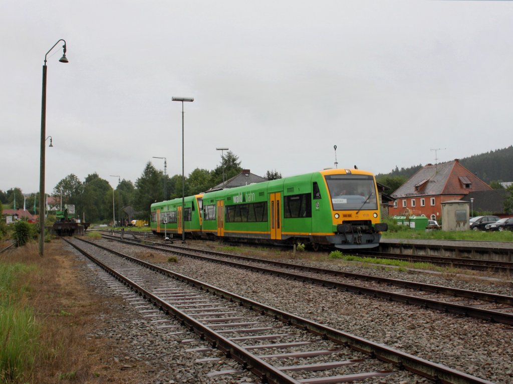 Der VT 25 mit dem VT 24 am 07.08.2011 in Waldkirchen. 
