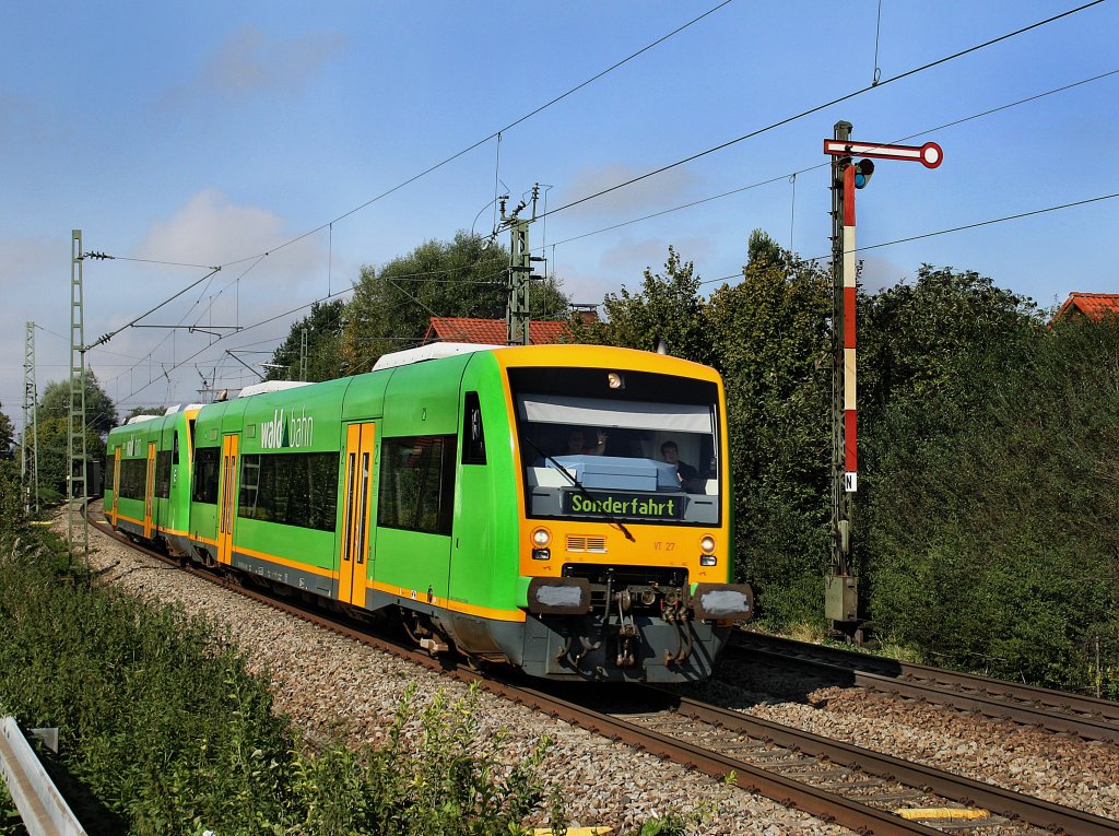 Der VT 27 und ein Weiterer am 11.09.2010 bei der Durchfahrt in Pleinting. 
