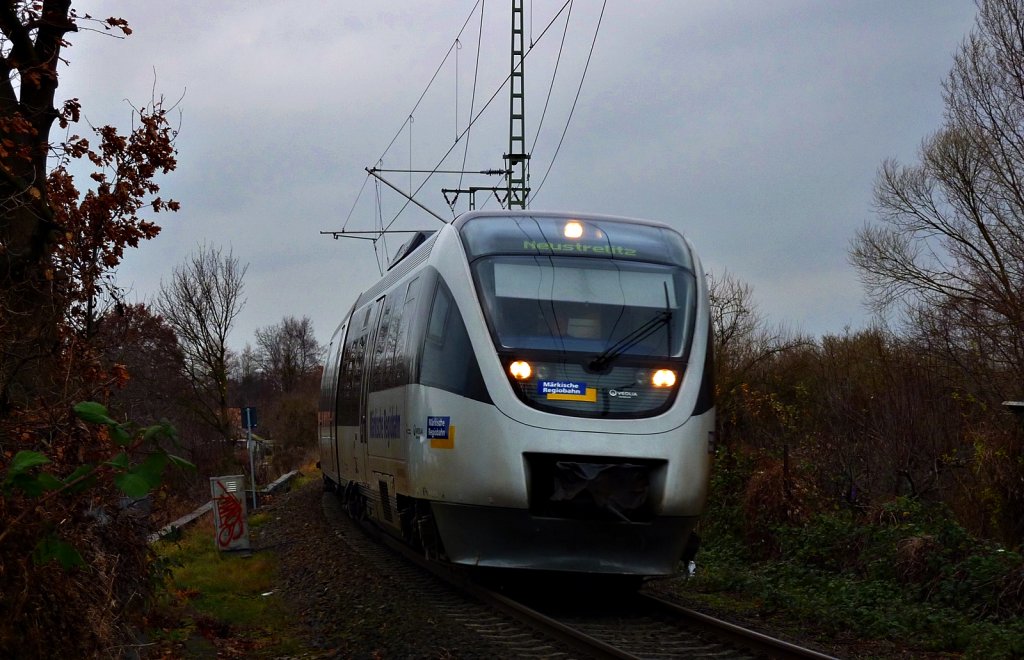 Der VT 643.21 bei der Einfahrt in Neubradenburg am 6.12.2011. Anstatt er seine letzten Tage in Brandenburg bei der MR verbringt, hat der VT 643.21 die letzte Woche in Neubradenburg verbracht.