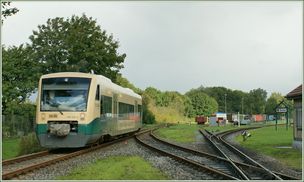 Der VT 650 032-4 verlsst Putbus. 
18.09.2012