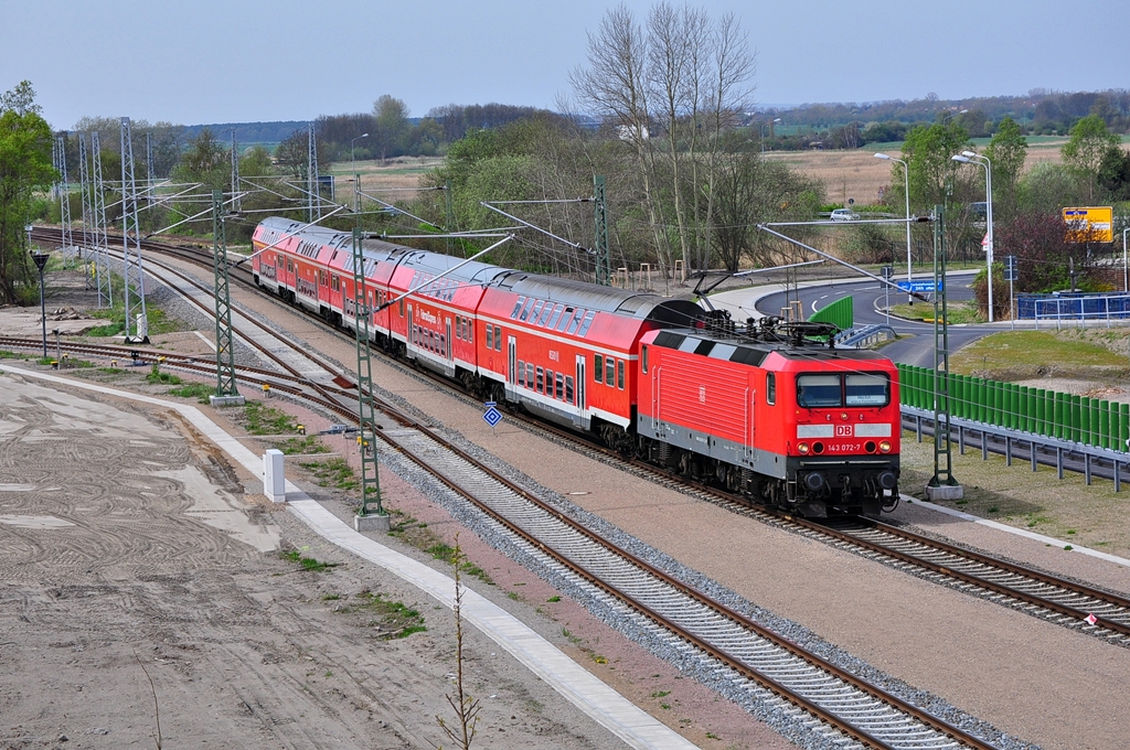 Der Warnemnde Express!Aus Berlin kommend rollt er mit der 143 072 in den Hp Warnemnde Werft und hat sein Fahrtziel Warnemnde am 29.04.2012 gleich erreicht.