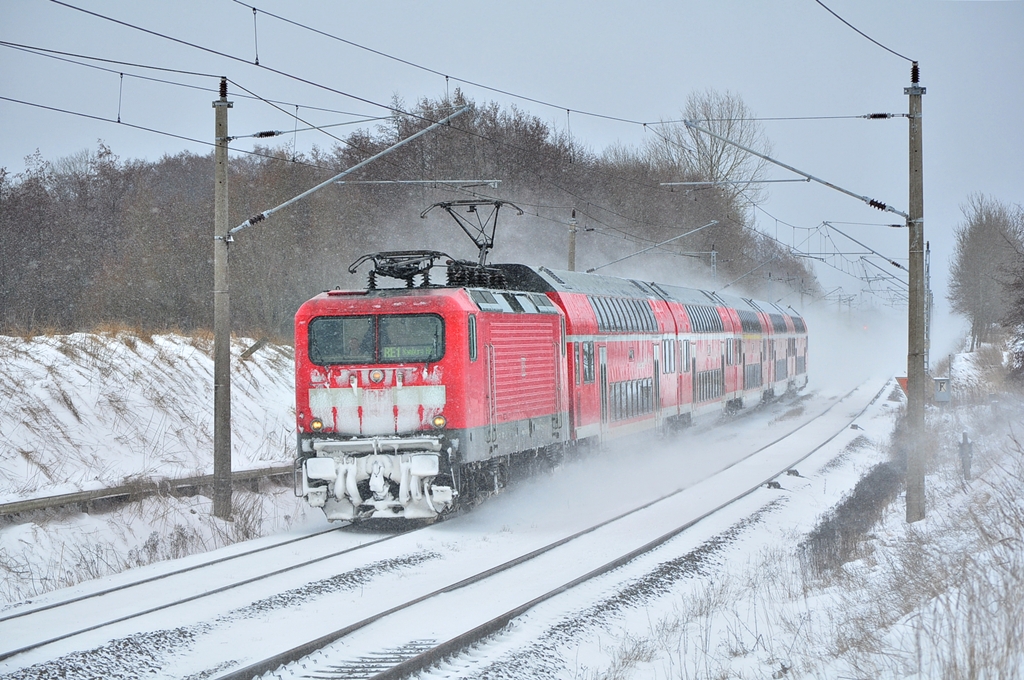 Der Winter ist zurck in Rostock.ber Nacht gab es bis zu 20cm Neuschnee,in Verbindung mit dem starken Wind kam es zu erheblichen Schneeverwehungen.Sichtlich vom Wetter gezeichnet kmpft sich die 112 107 am 10.03.2013 mit dem RE 4308 (Rostock-Schwerin-Hamburg)duch den Schneewehen von Sildemow.